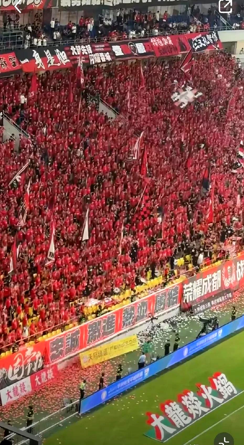 关于支持者热情迎接球队归来，热闹非凡的信息