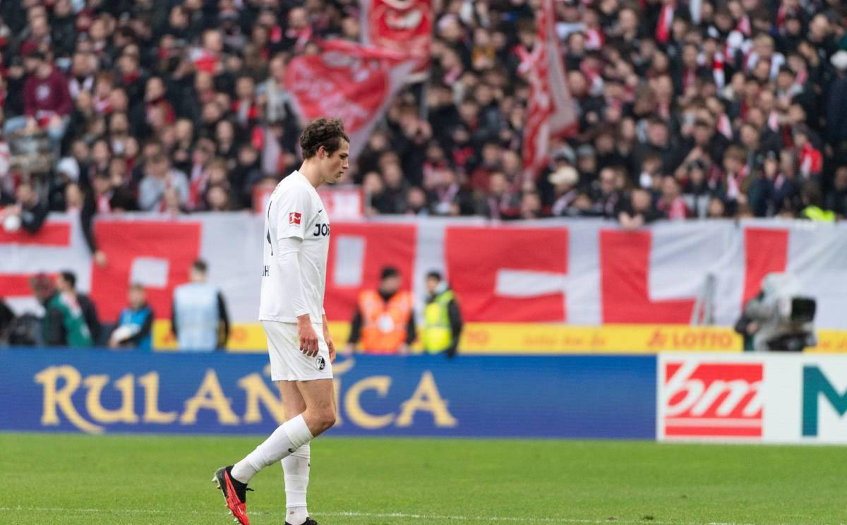 奥格斯堡客场失利,德甲保级形势严峻 奥格斯堡客场失利,德甲保级形势严峻