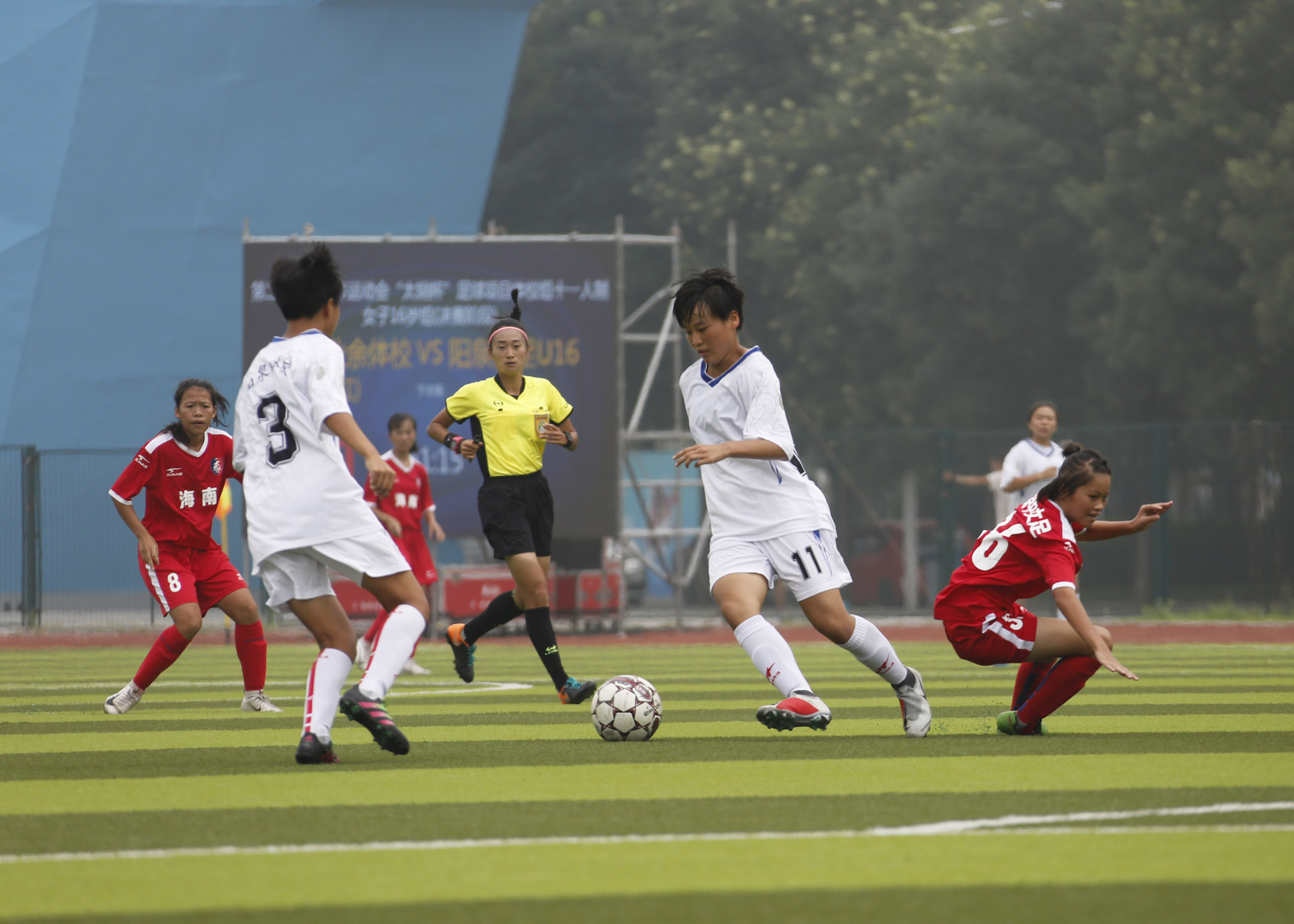 足球赛场上的精彩瞬间引发观众叫好 足球赛场上的精彩瞬间引发观众叫好