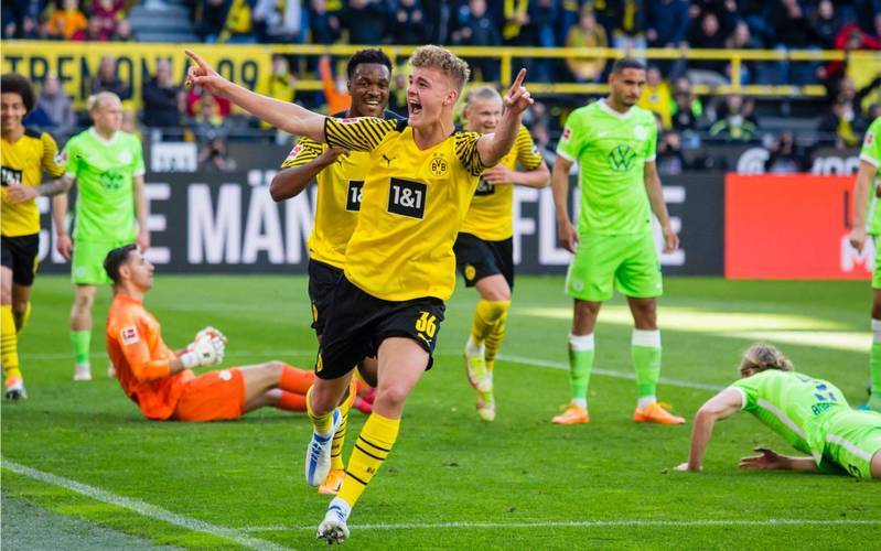 沙尔克04在客场不敌多特蒙德,保级形势严峻的简单介绍 沙尔克04在客场不敌多特蒙德,保级形势严峻的简单介绍