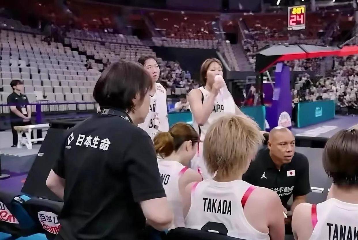 澳大利亚女篮豪取十连胜,捧得地中海冠军奖杯 澳大利亚女篮豪取十连胜,捧得地中海冠军奖杯