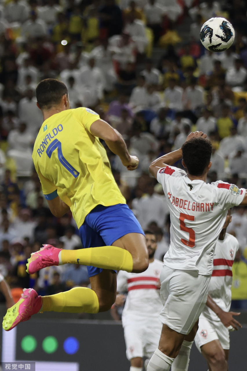 赛场上一名球员头球攻门得手，实力惊人