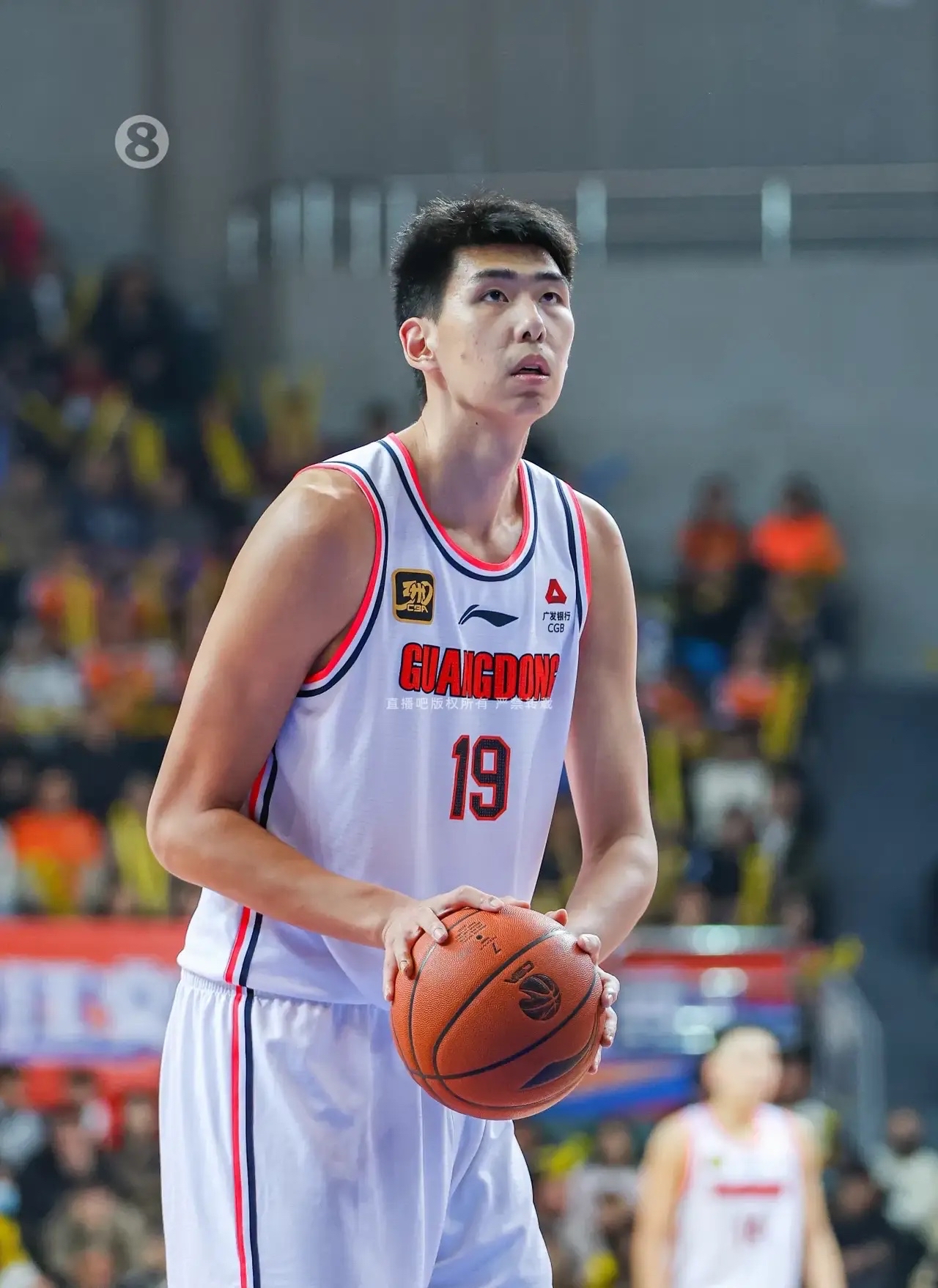 od体育直播-一名本土球员在职业篮球赛场上展现出色表现
