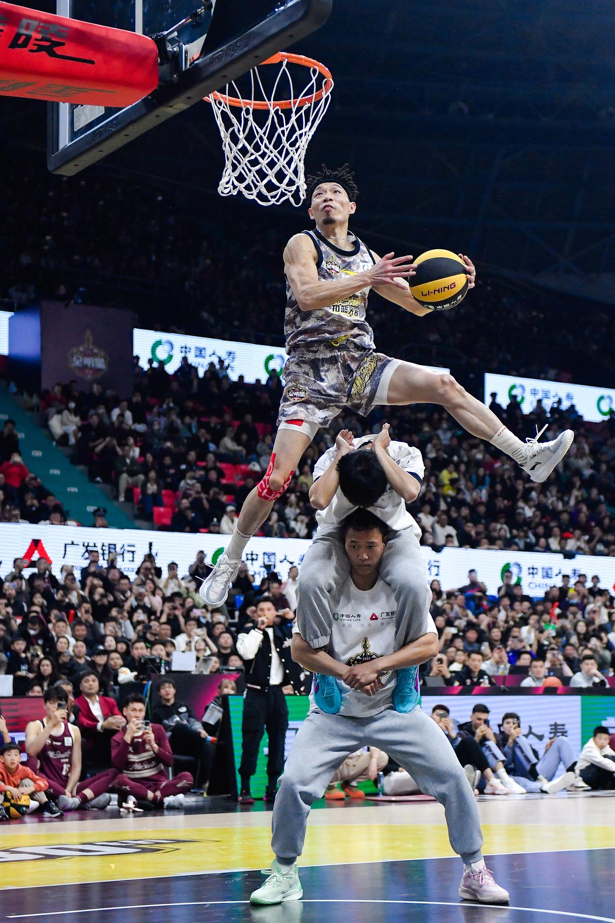 一名本土球员在职业篮球赛场上展现出色表现 一名本土球员在职业篮球赛场上展现出色表现