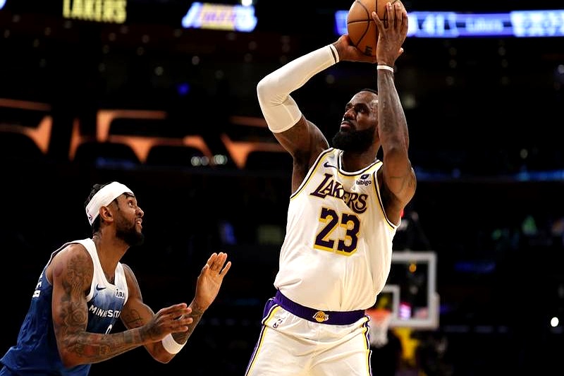 包含湖人主场优势再现，稳固领先局面的词条