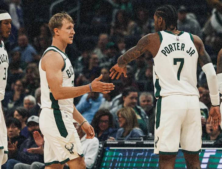 雄鹿逆转活塞,继续不败神话 雄鹿逆转活塞,继续不败神话