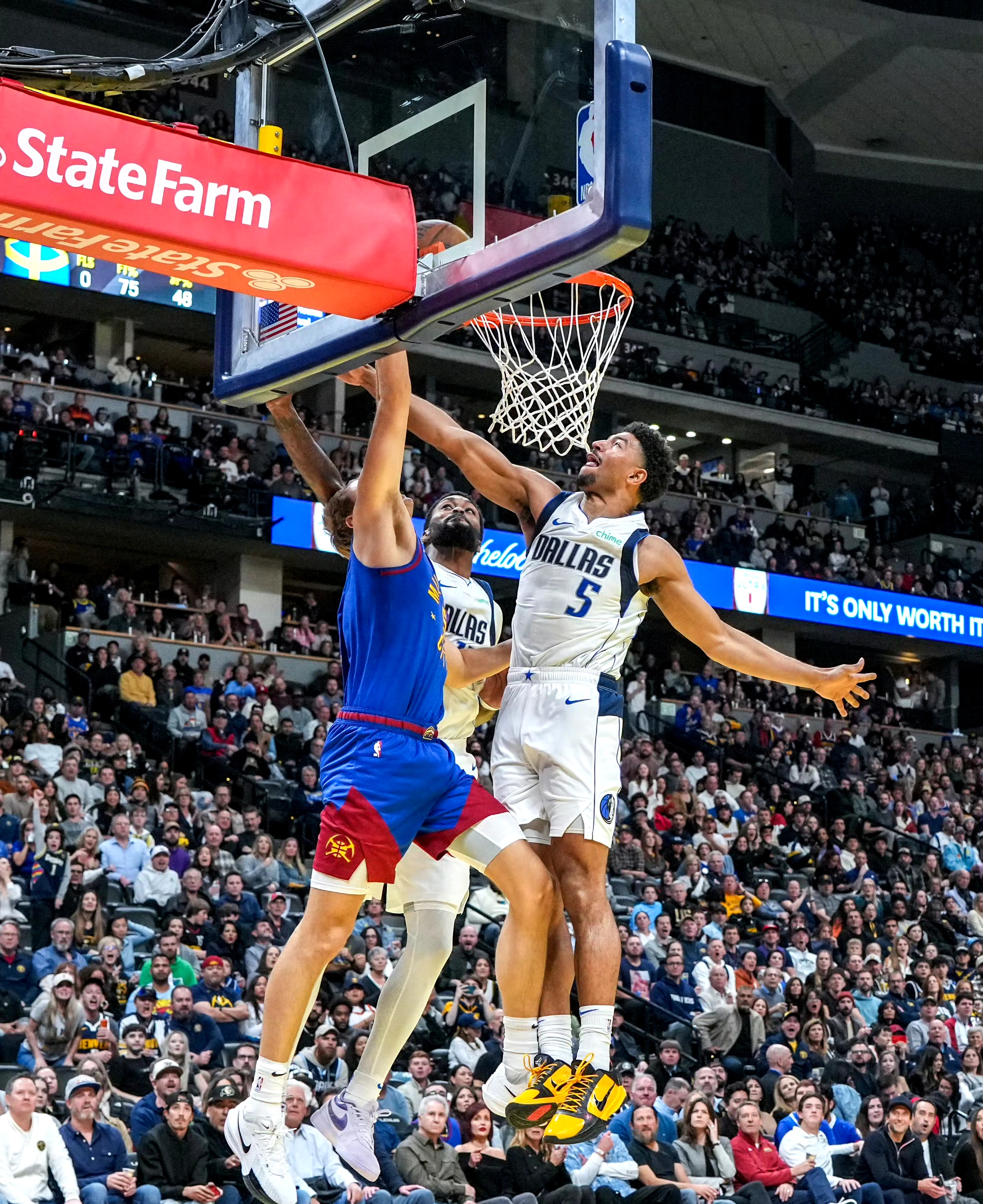 关于男子篮球赛激战美国队遥遥领先的信息 关于男子篮球赛激战美国队遥遥领先的信息